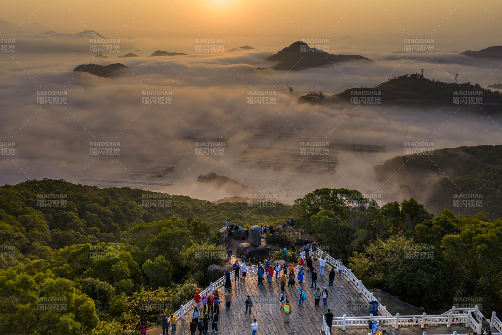 云海日出 游人登栈道图片