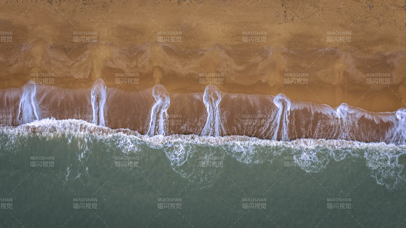 海浪轻抚沙滩 泡沫如画图片