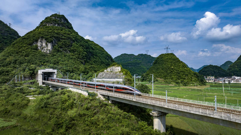 高铁穿山越岭 风景如画图片