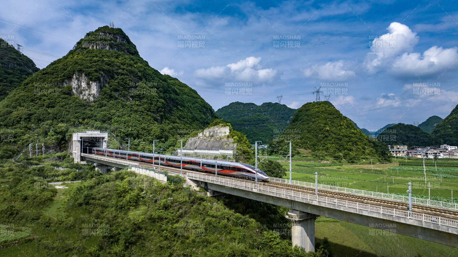 高铁穿山越岭 风景如画图片