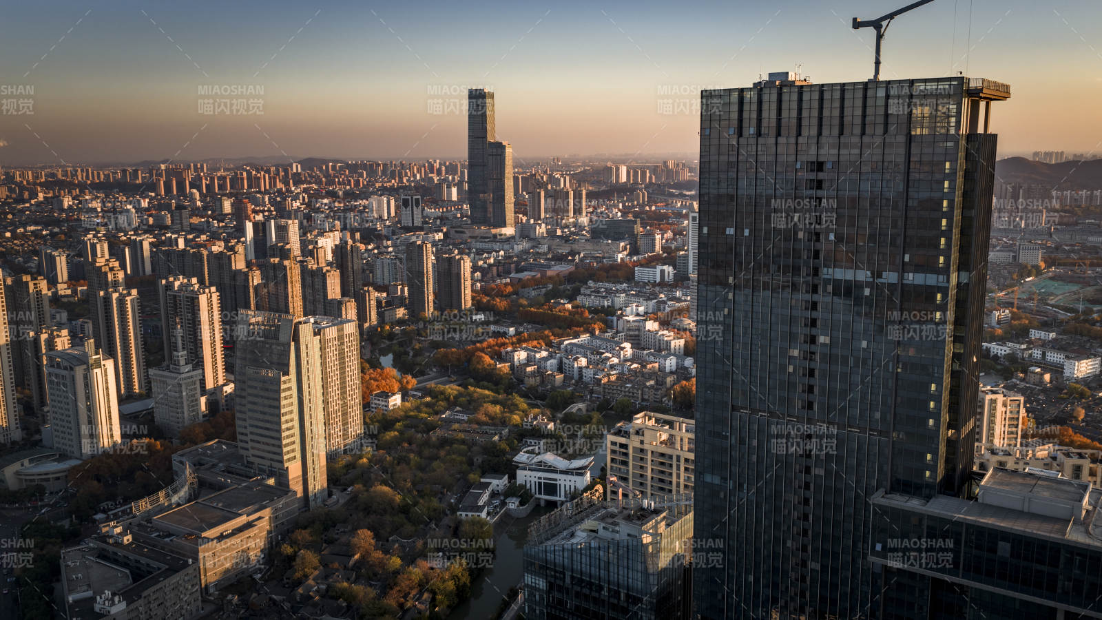 城市黄昏 高楼林立景图片