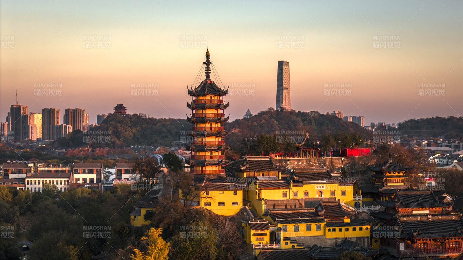古塔映夕阳 城景共辉煌图片