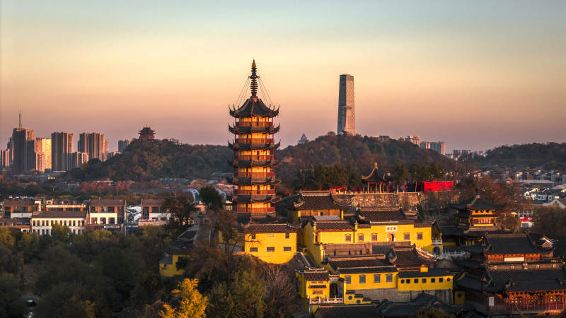 古塔映夕阳 城景共辉煌图片