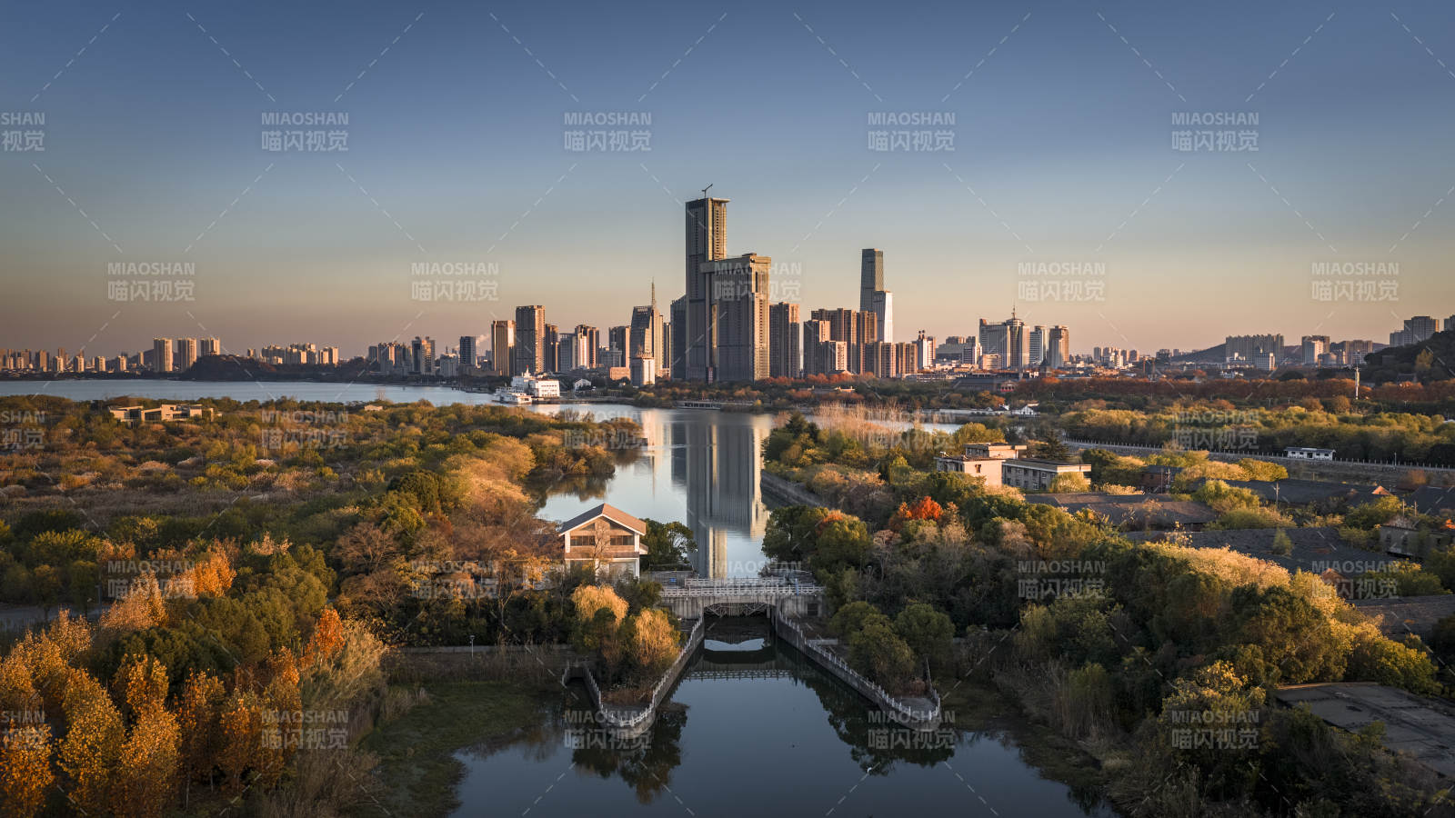 秋日城景 湖光映高楼图片