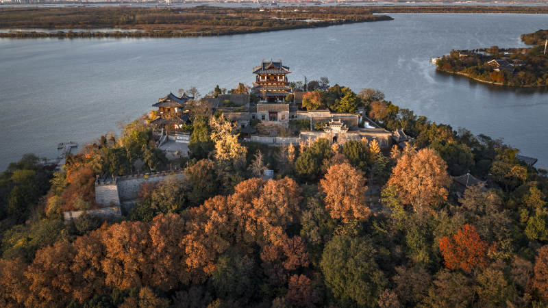 秋日湖心古建群航拍图图片