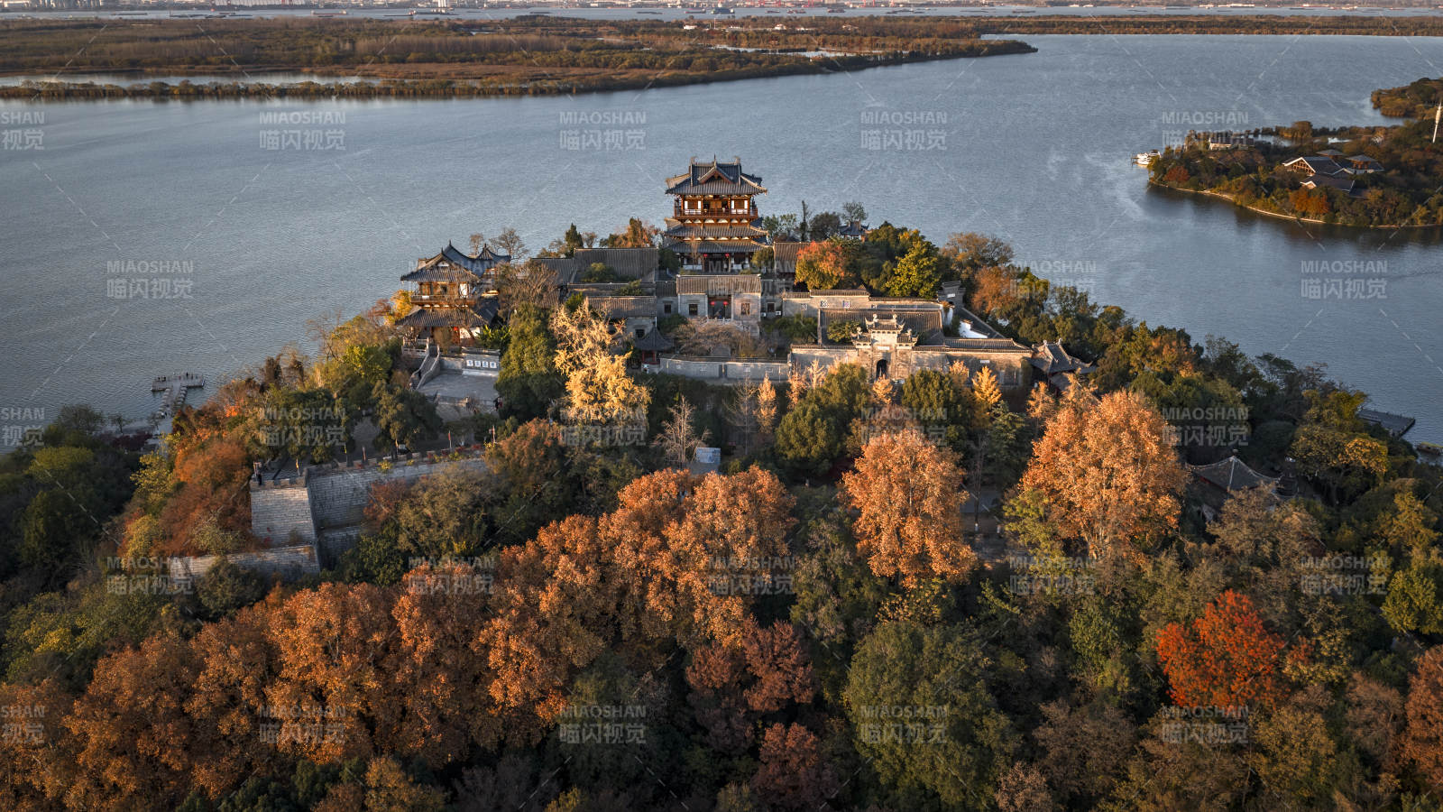 秋日湖心古建群航拍图图片