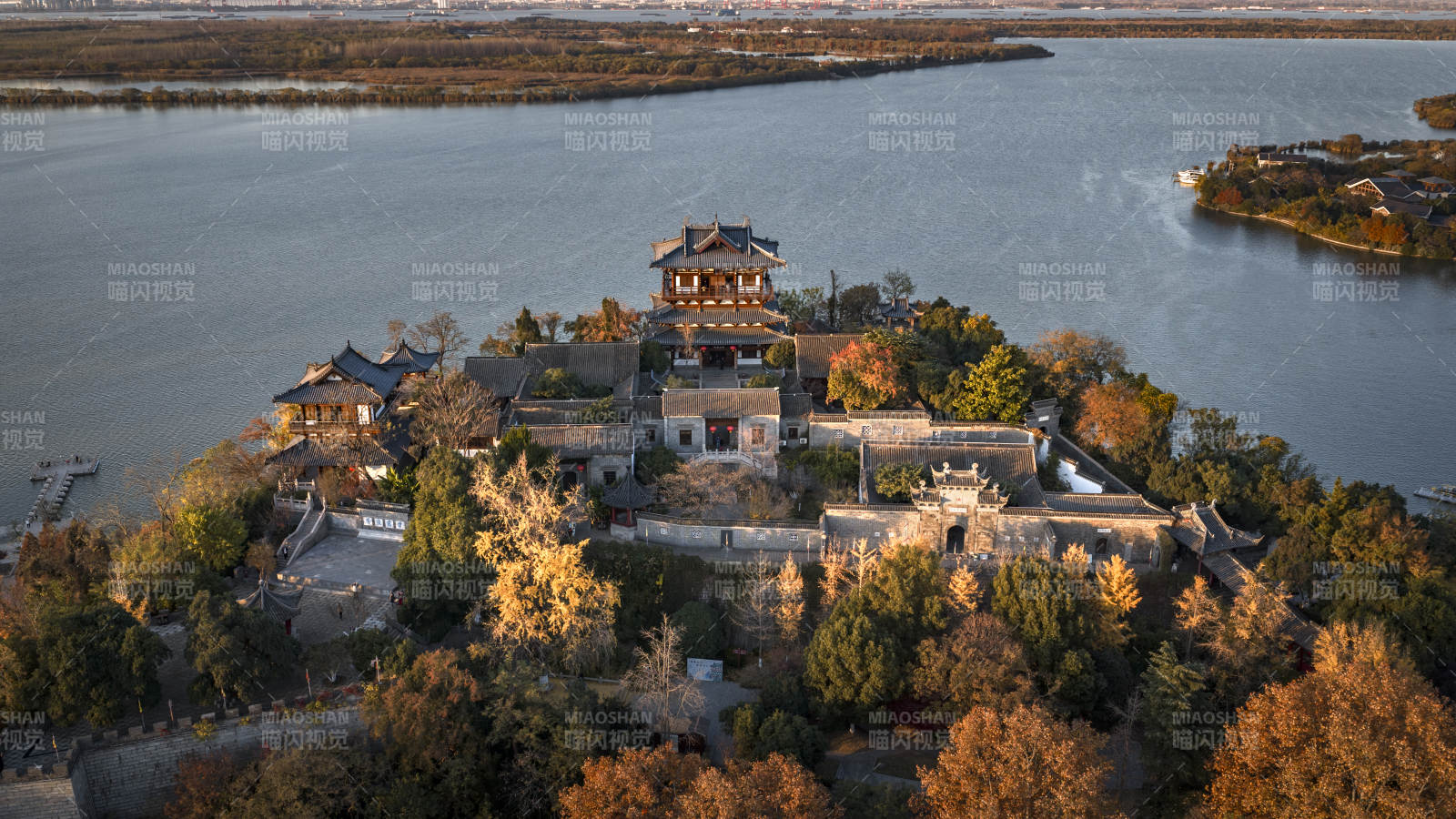 湖心古阁秋景图图片