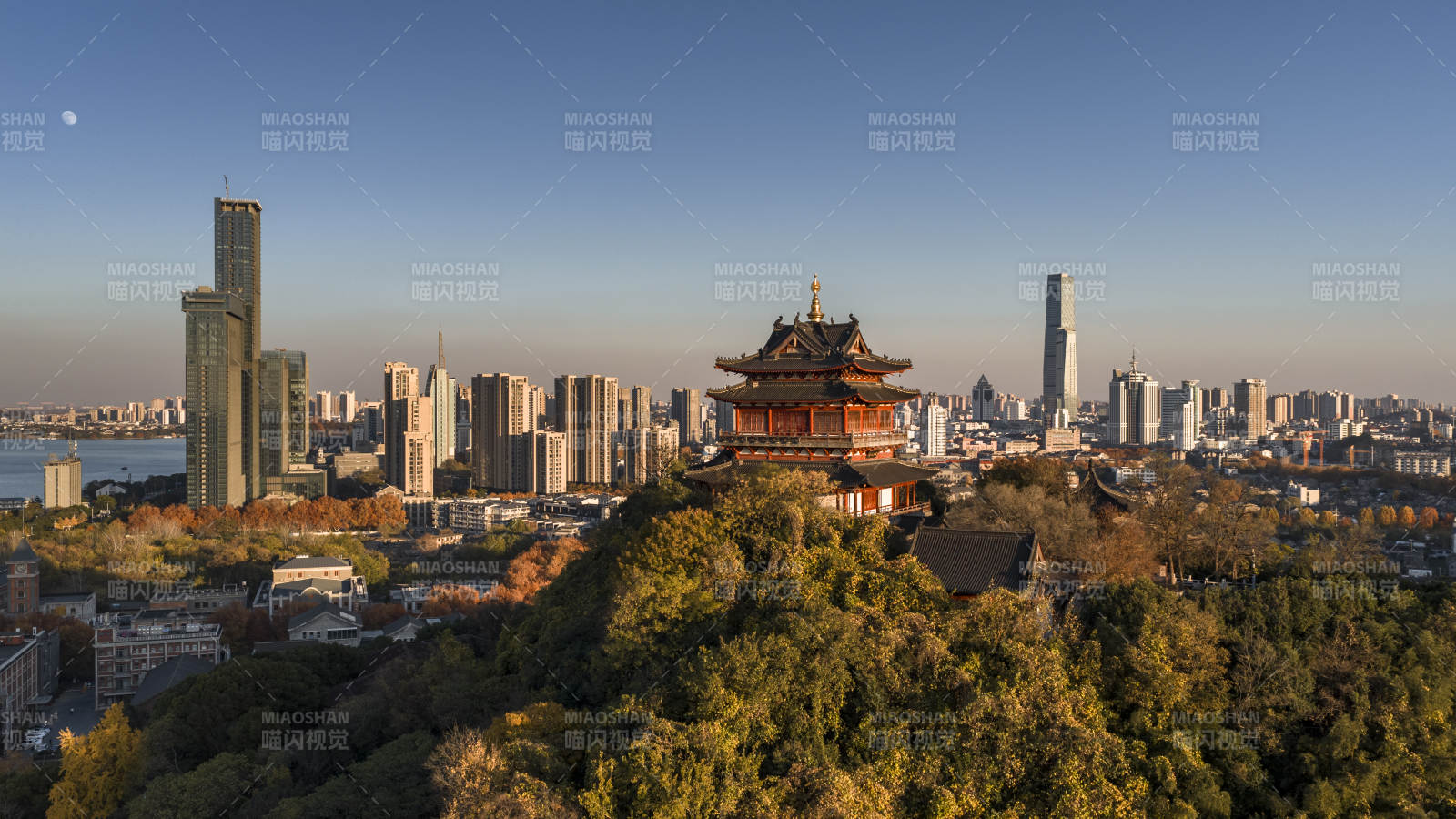 古塔映现代都市天际线图片