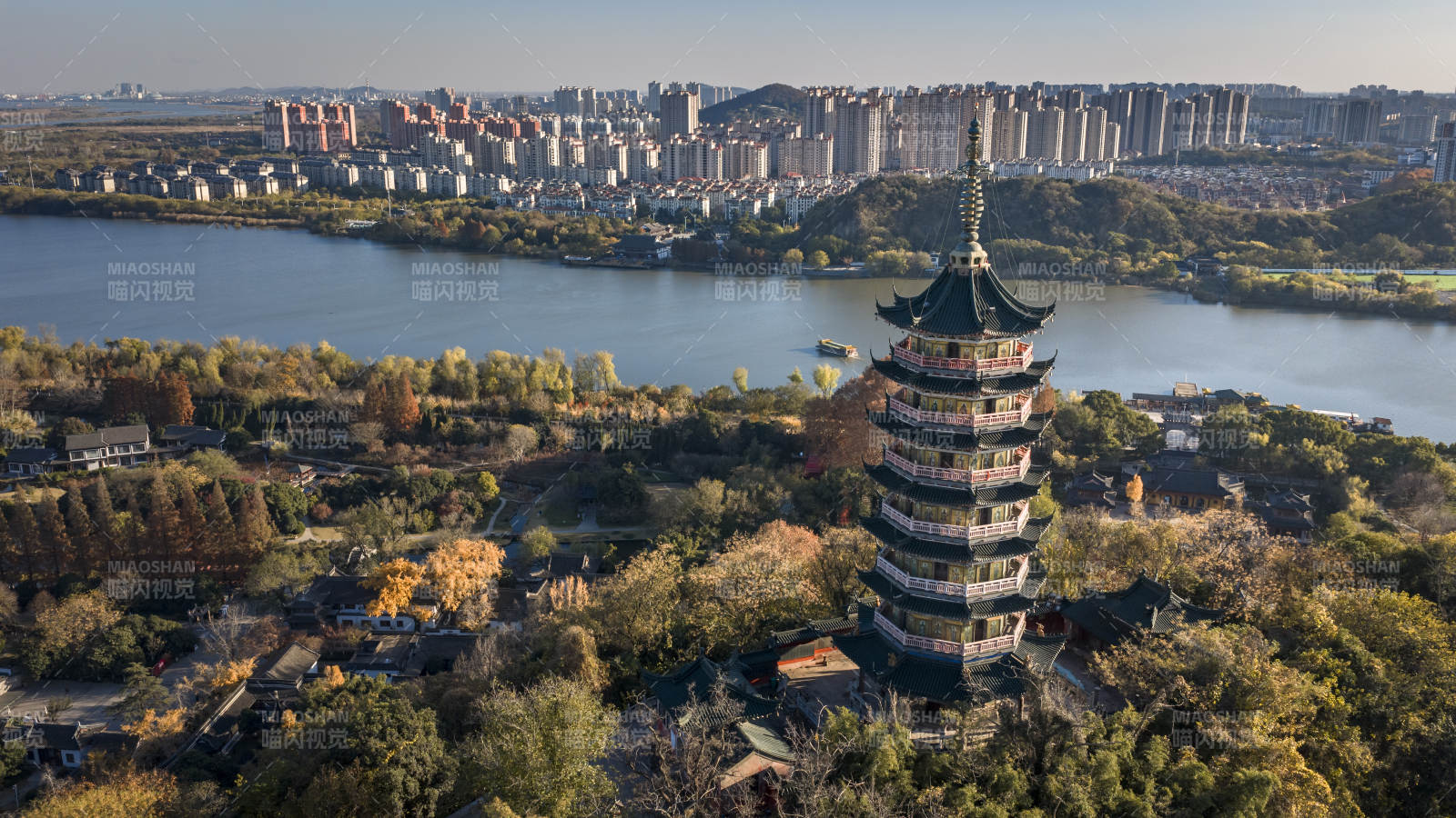 湖光山色古塔立图片