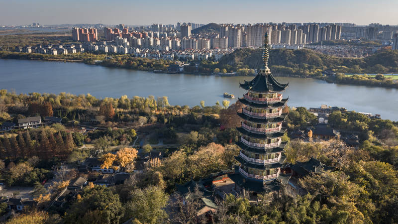 湖光山色古塔立图片