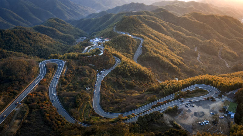 山间蜿蜒公路如龙盘踞图片