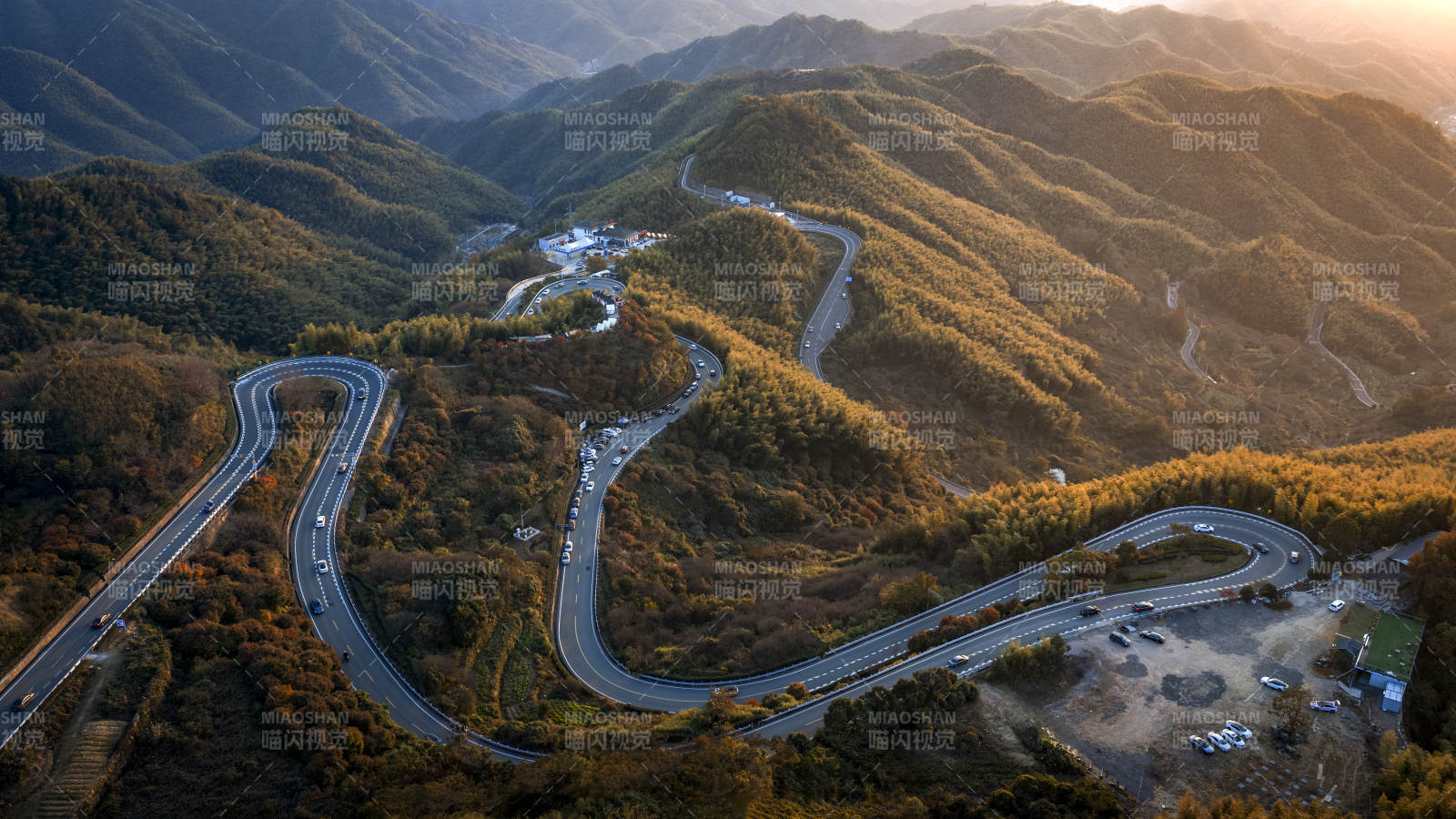 山间蜿蜒公路如龙盘踞图片