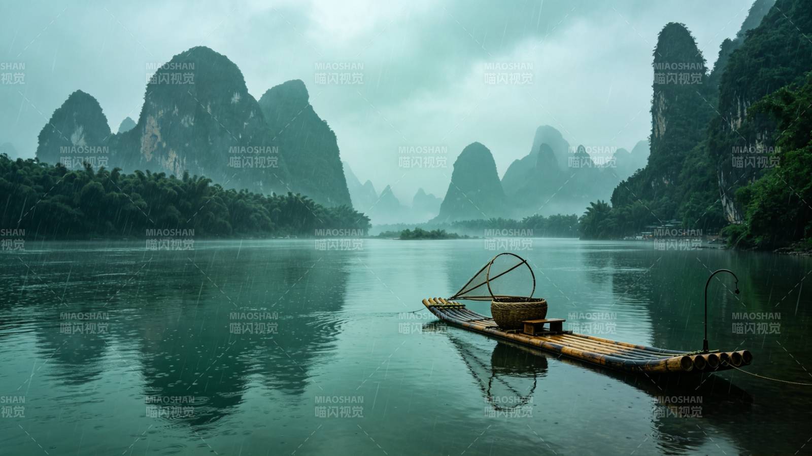 烟雨漓江 竹筏静泊青山间图片