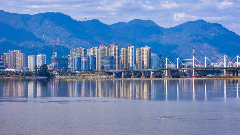 山城水景 桥映高楼远山蓝（福州）图片