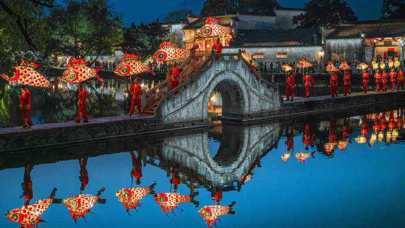水乡灯会 古桥映红鲤图片