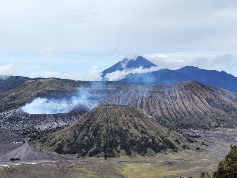 印尼火山群烟雾缭绕 壮丽自然奇观图片