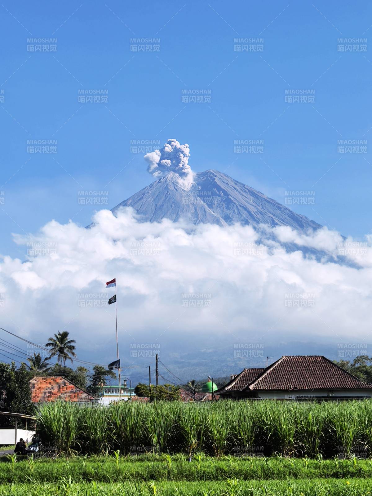 印尼火山喷发 田园静好图片