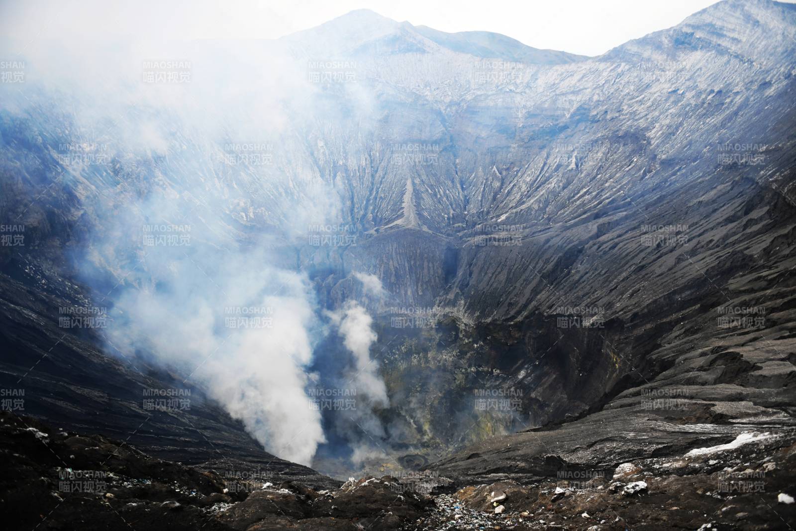 印尼火山口烟雾缭绕 山体苍凉壮阔图片