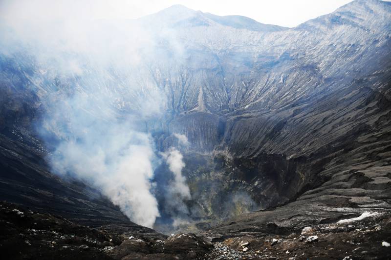 印尼火山口烟雾缭绕 山体苍凉壮阔图片