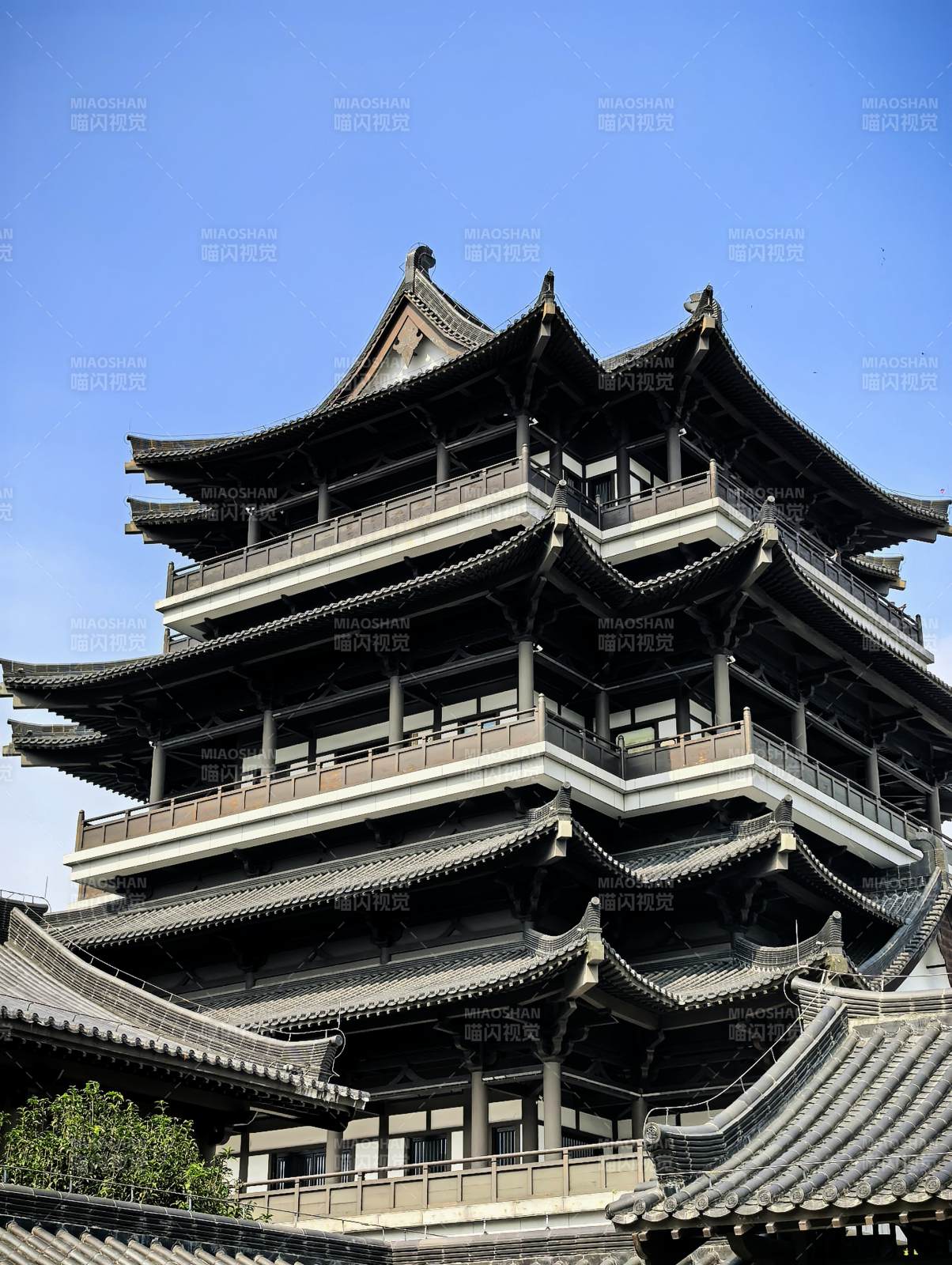 古塔巍峨 飞檐翘角映蓝天图片