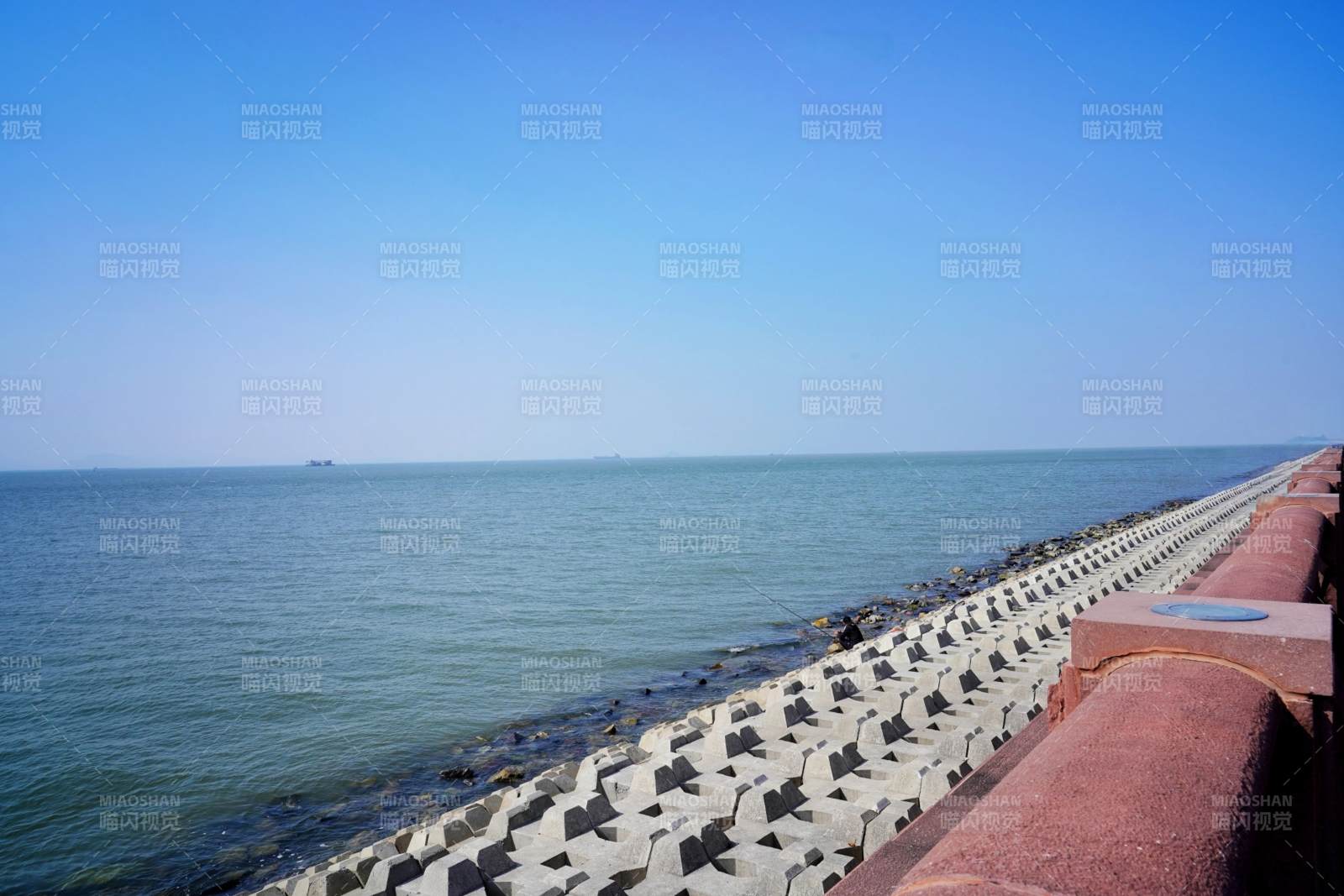海堤延伸至天际线。图片