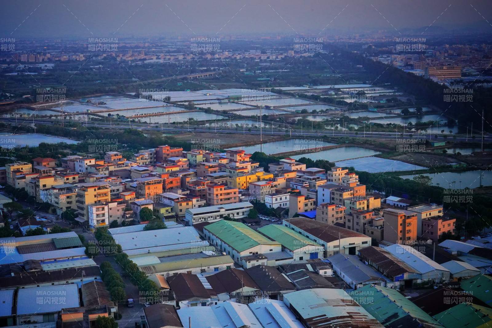 夕阳下的城乡交融图景。图片