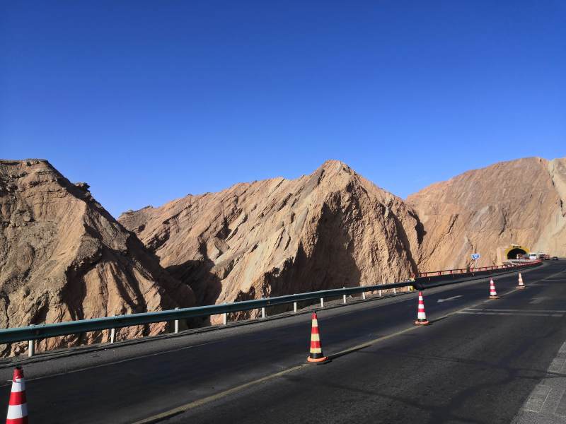 荒漠公路穿山行图片
