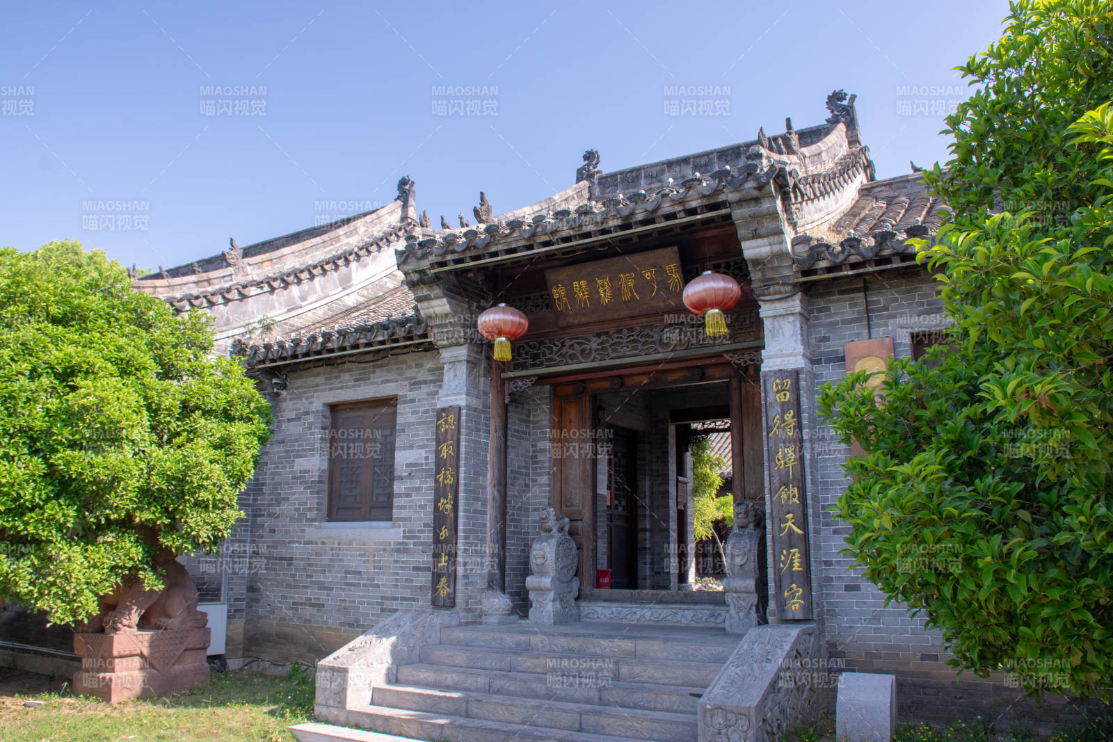 台儿庄古城古宅门前红灯笼高挂图片