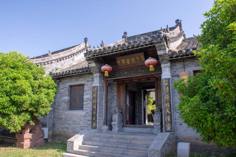 台儿庄古城古宅门前红灯笼高挂图片
