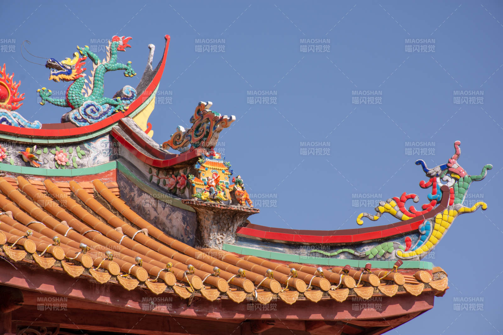台儿庄古城中式庙宇龙形屋脊装饰图片