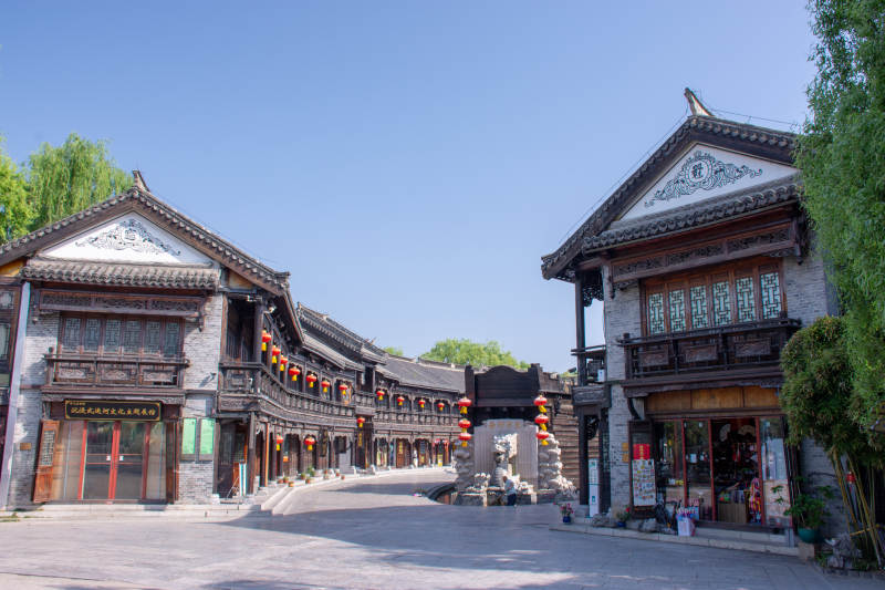 台儿庄古城古街灯笼映青瓦图片