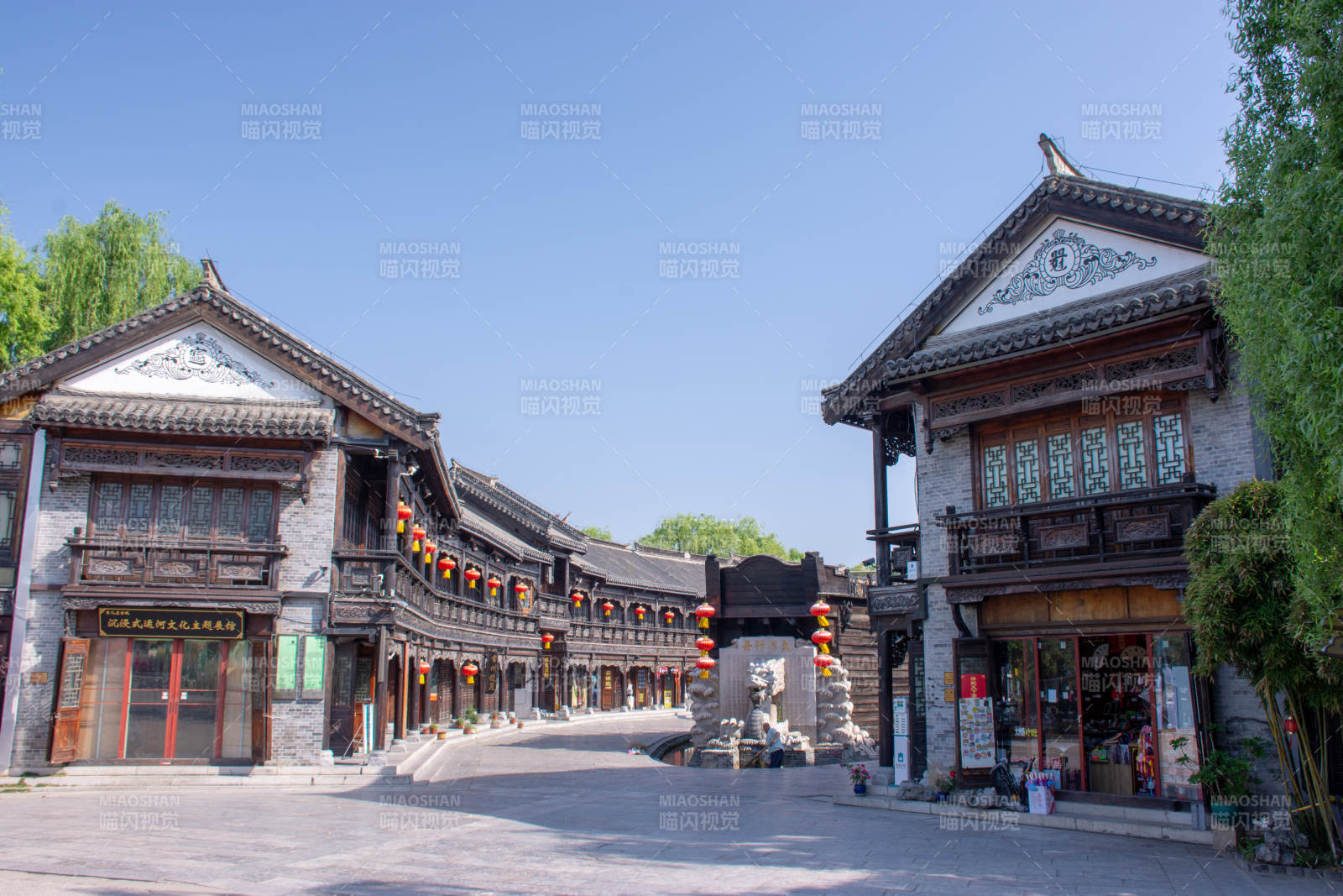 台儿庄古城古街灯笼映青瓦图片