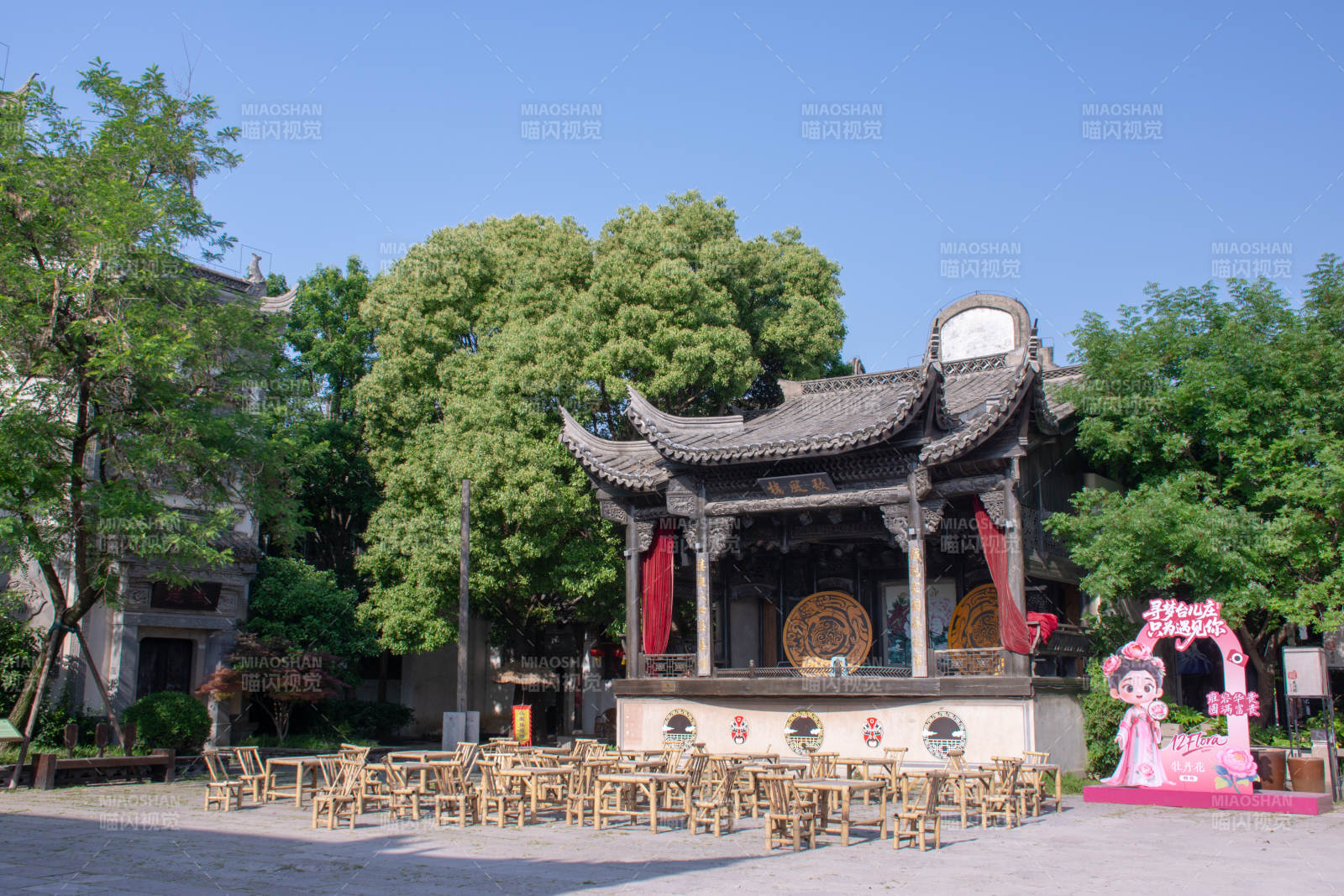 台儿庄古城古戏台前摆竹椅 粉偶迎宾图片
