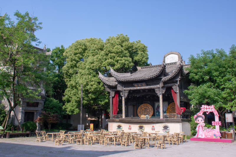 台儿庄古城古戏台前摆竹椅 粉偶迎宾图片