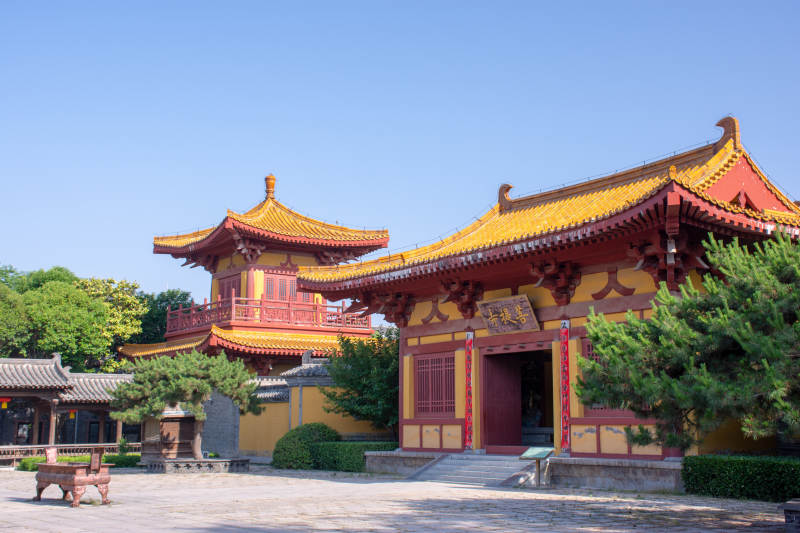 台儿庄古城古寺黄墙映蓝天图片