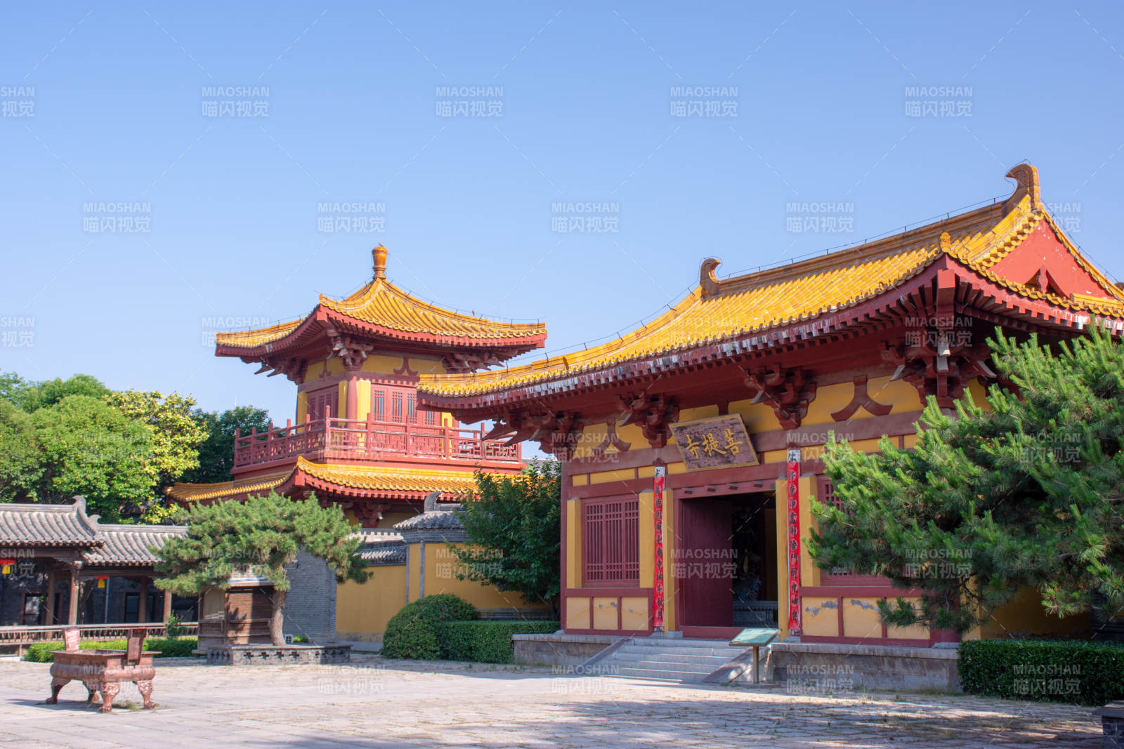台儿庄古城古寺黄墙映蓝天图片