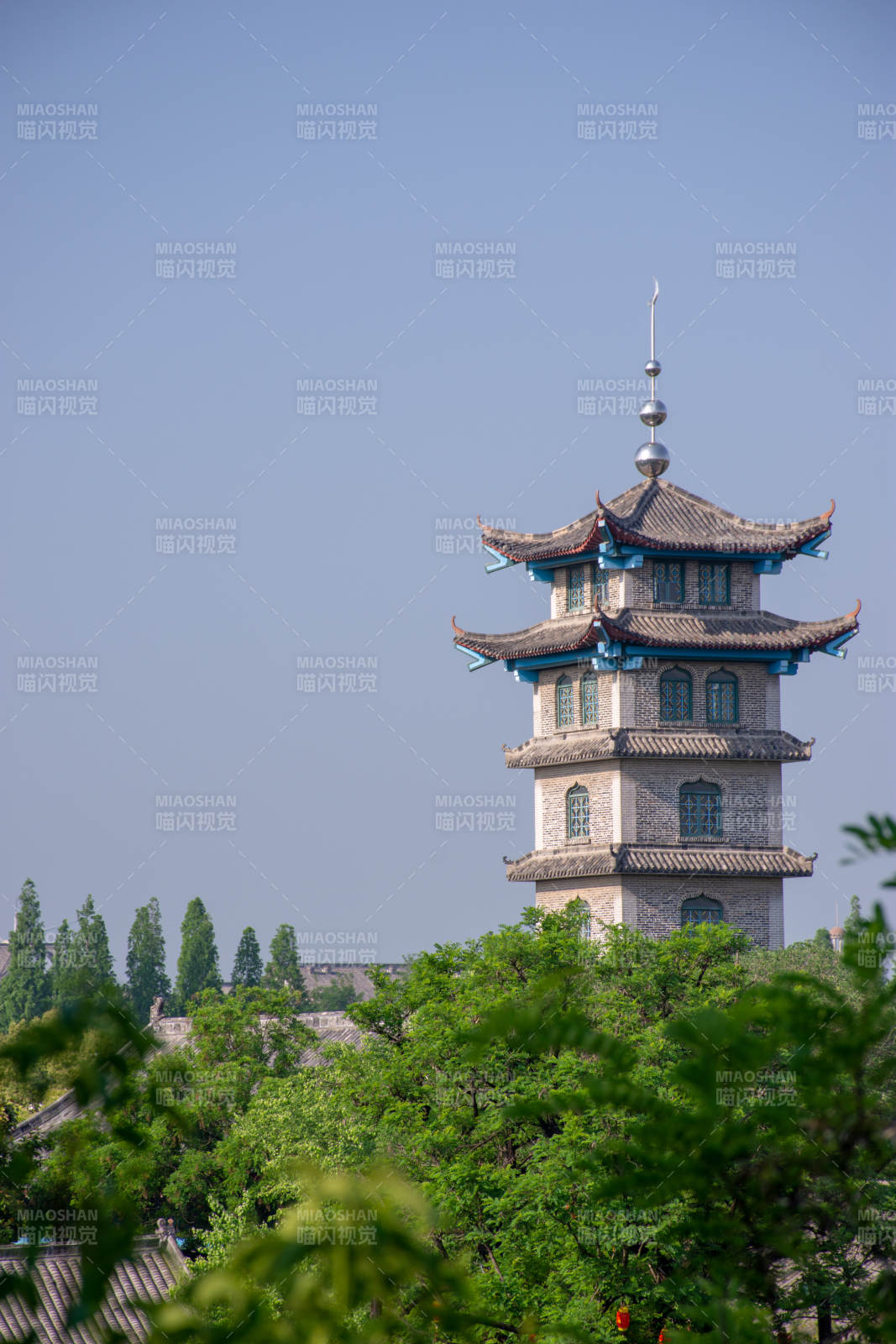 台儿庄古城古塔映蓝天 绿树绕楼台图片