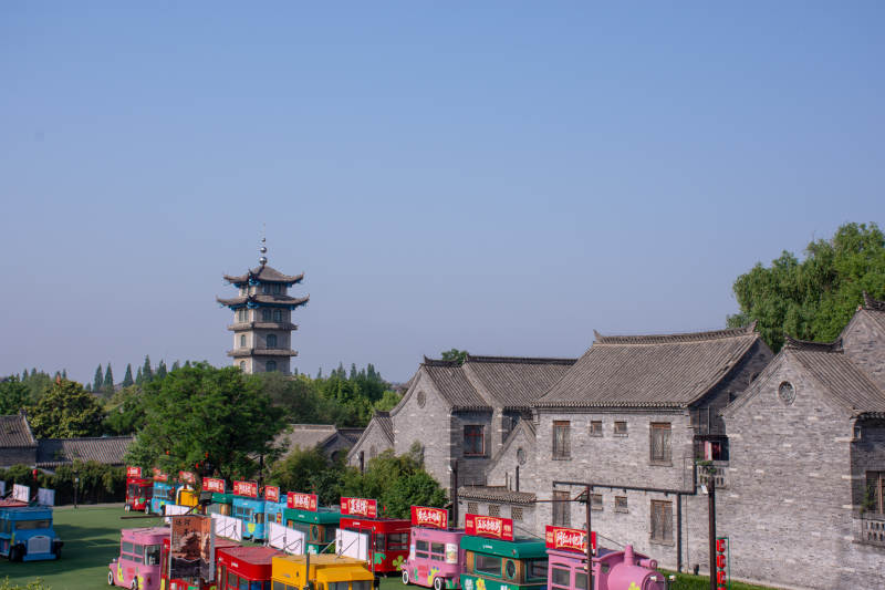 台儿庄古城古塔映灰墙 彩车闹街巷图片