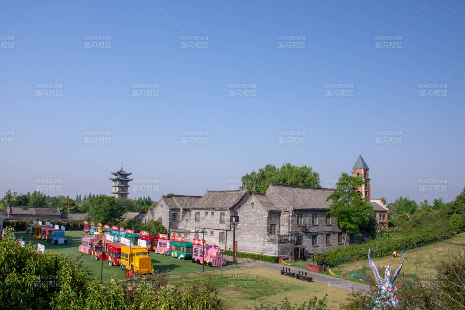 台儿庄古城古建旁彩色小火车游园景图片