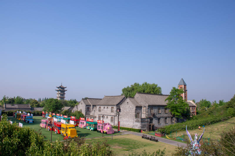 台儿庄古城古建旁彩色小火车游园景图片