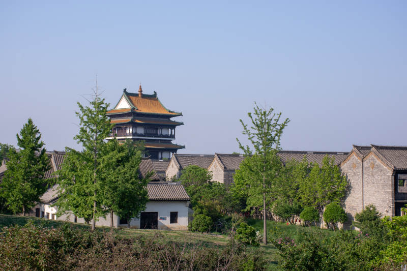 台儿庄古城古塔映绿荫 庭院静谧美图片