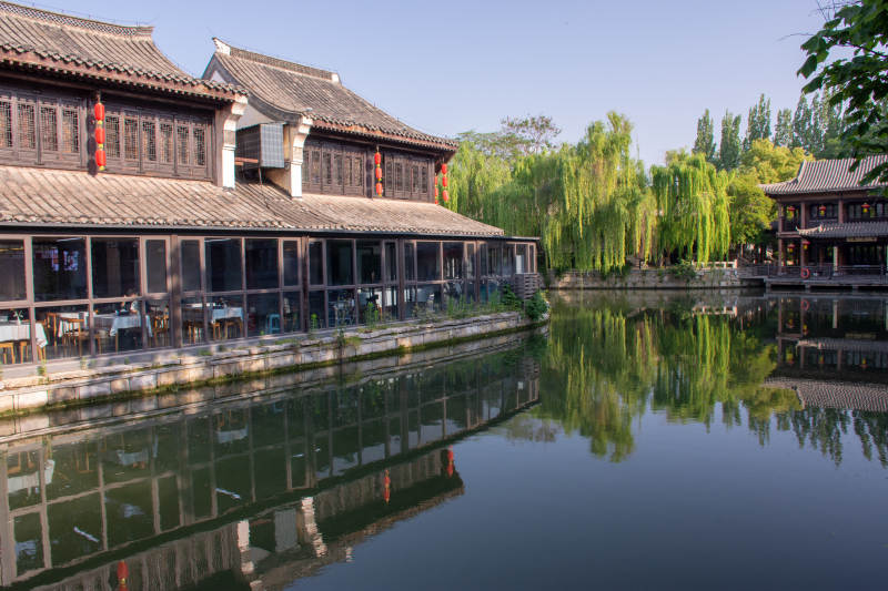 台儿庄古城古建临水 柳影倒映如画图片