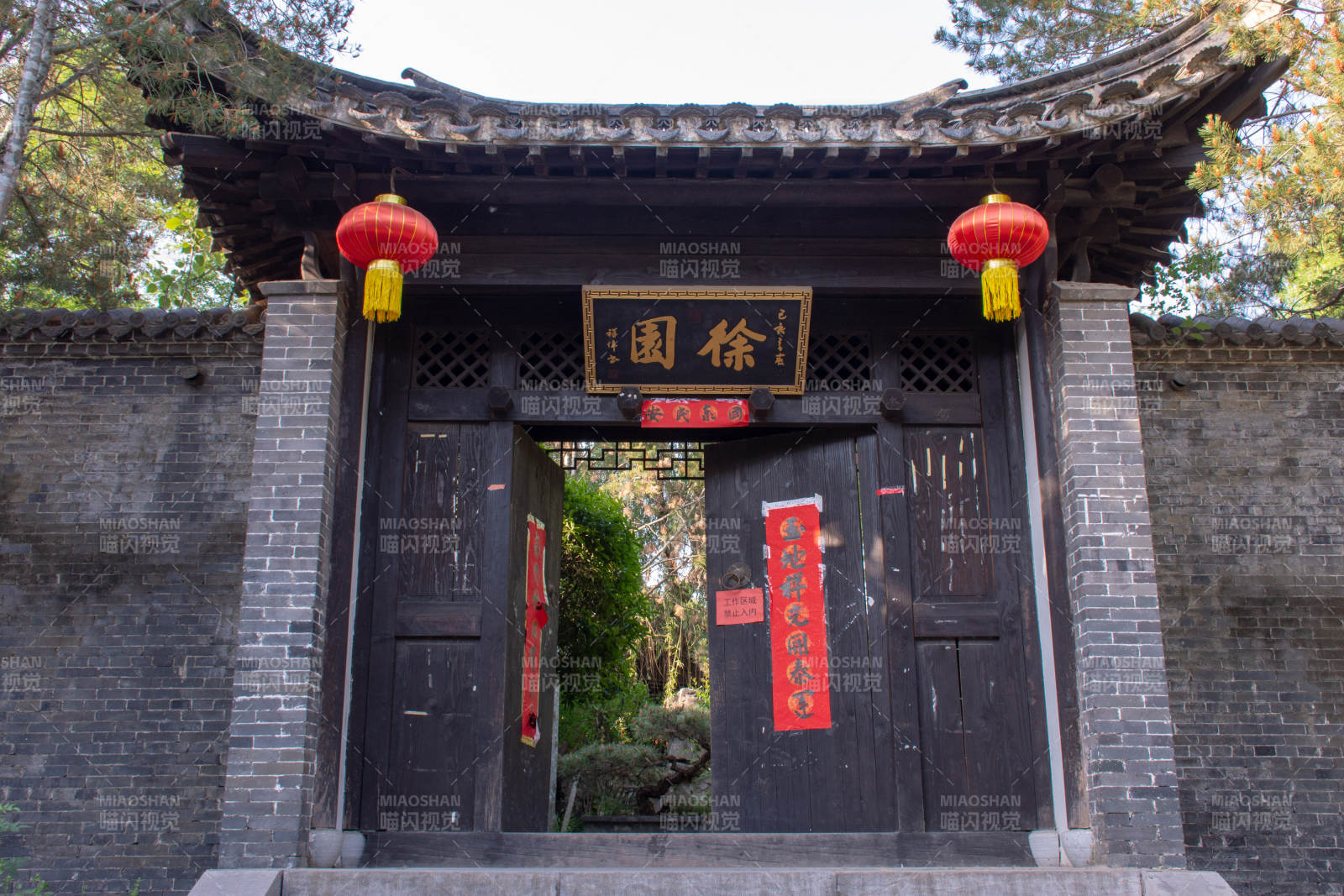 台儿庄古城徐园古门红灯高挂迎新春图片