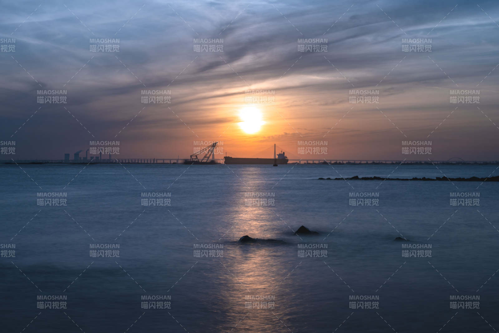 夕阳海港 静水映金辉图片
