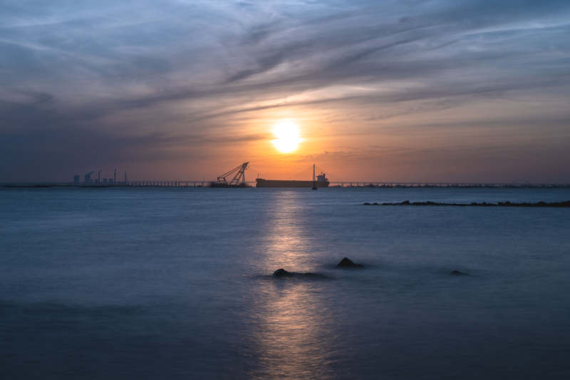 夕阳海港 静水映金辉图片