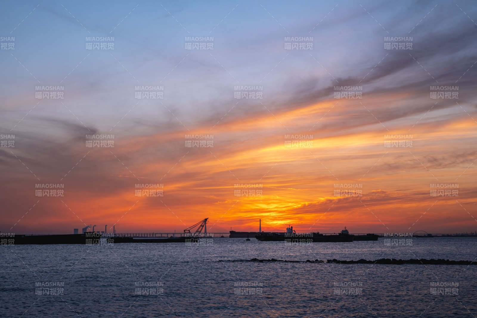 夕阳海港 云霞映水天图片