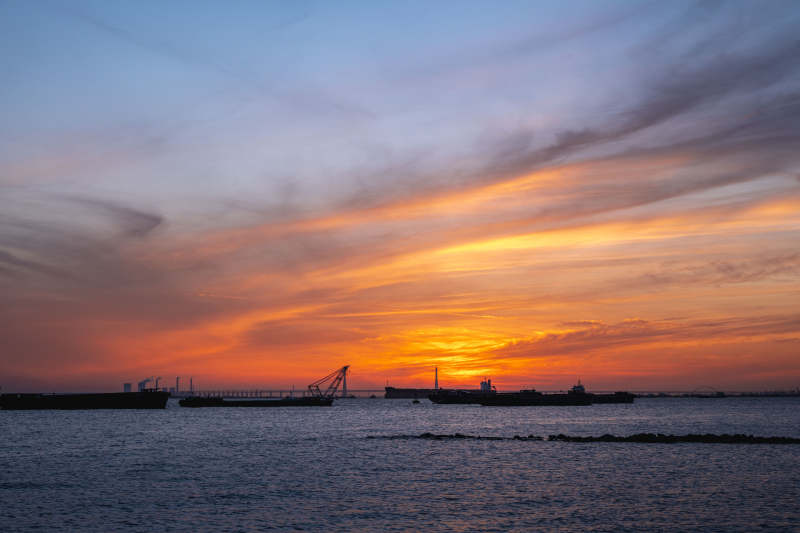 夕阳海港 云霞映水天图片