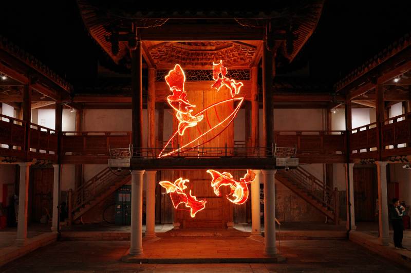 古建夜映红光鱼跃图图片