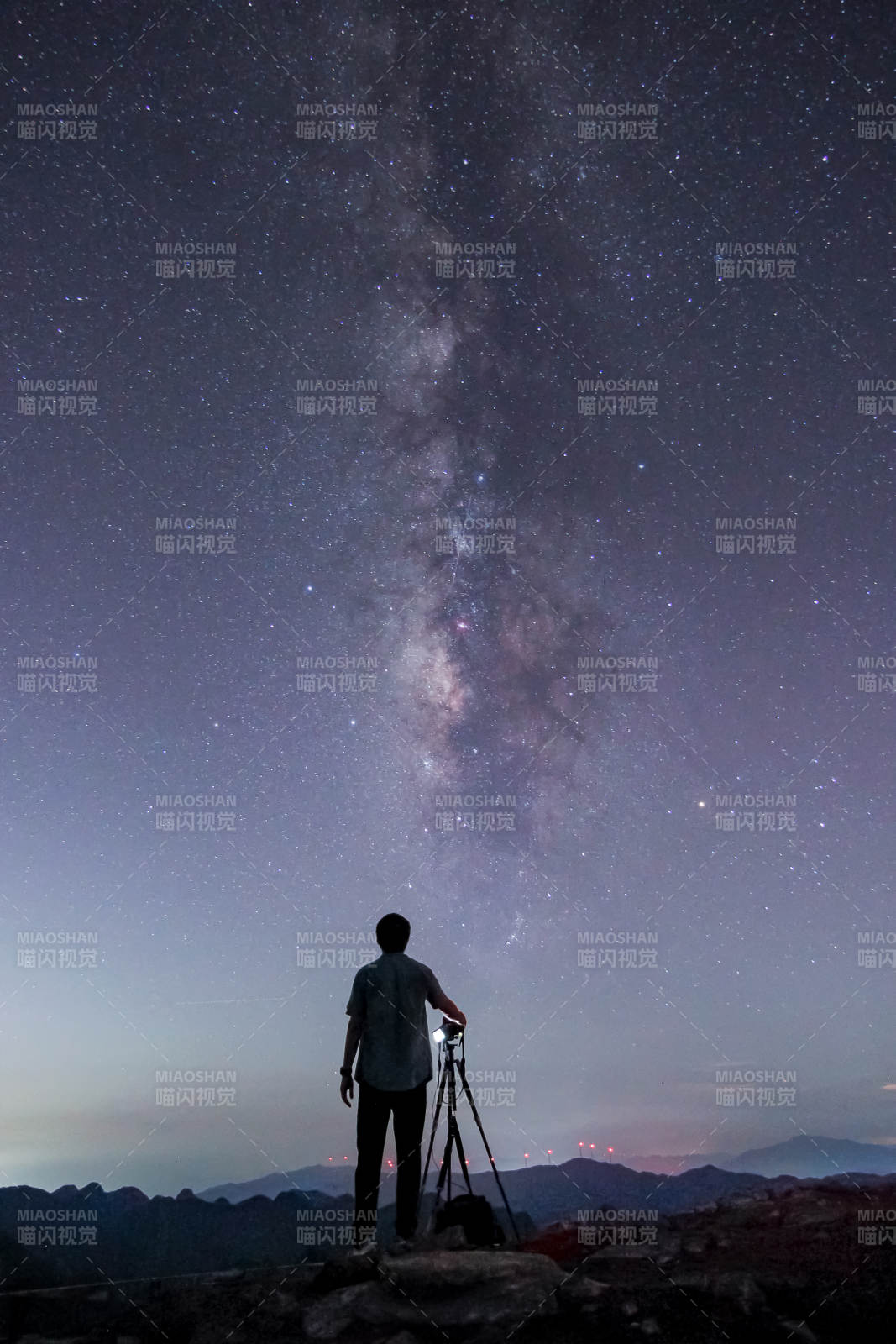 仰望银河 星夜追光者图片