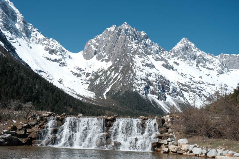 雪山瀑布映蓝天图片